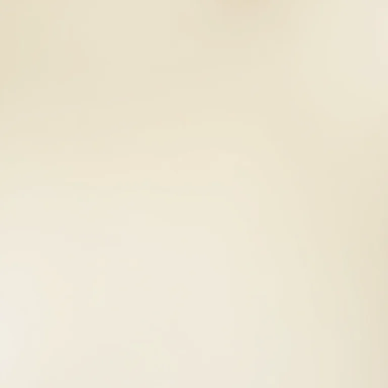 Fundo neutro destacando uma peça de joalheria