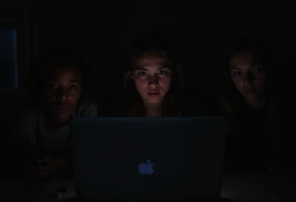 Jovens assistindo série de mistério com expressões intrigadas