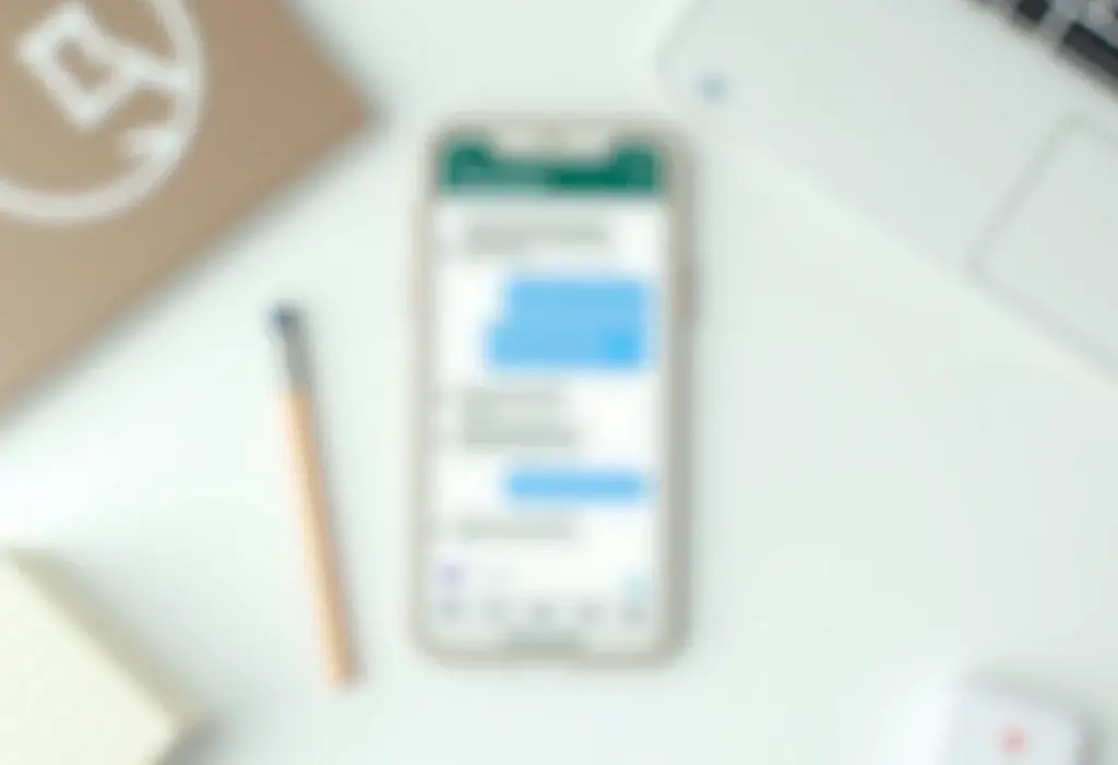 Smartphone mostrando conversa do Whatsapp com respostas automáticas eficientes