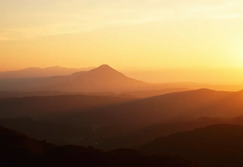 Urubici: Morro da Igreja é só o começo, veja o roteiro perfeito Vista panorâmica do Morro da Igreja em Urubici ao pôr do sol